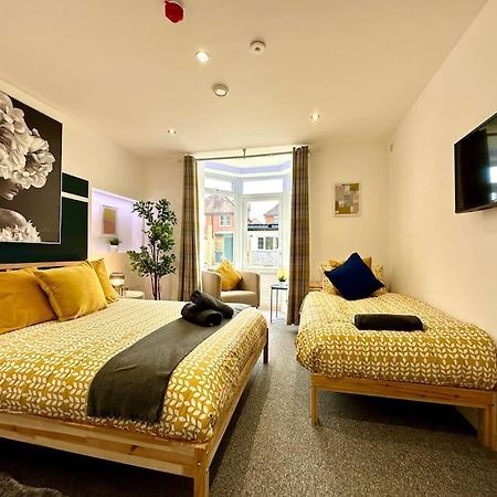 Massive New 8 Bedroom House Sleeps Up To 21 - Accepts Groups - Great Location - Free Parking - Fast Wifi - Smart Tvs - Sleeps Up To 21 People - Close To Bournemouth & Poole Town Centre & Sandbanks Esterno foto