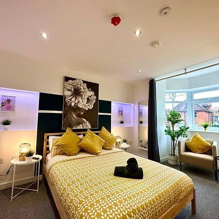 Massive New 8 Bedroom House Sleeps Up To 21 - Accepts Groups - Great Location - Free Parking - Fast Wifi - Smart Tvs - Sleeps Up To 21 People - Close To Bournemouth & Poole Town Centre & Sandbanks Esterno foto