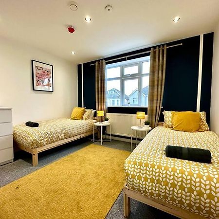 Massive New 8 Bedroom House Sleeps Up To 21 - Accepts Groups - Great Location - Free Parking - Fast Wifi - Smart Tvs - Sleeps Up To 21 People - Close To Bournemouth & Poole Town Centre & Sandbanks Esterno foto