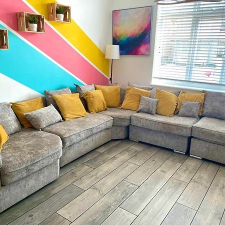 Massive New 8 Bedroom House Sleeps Up To 21 - Accepts Groups - Great Location - Free Parking - Fast Wifi - Smart Tvs - Sleeps Up To 21 People - Close To Bournemouth & Poole Town Centre & Sandbanks Esterno foto