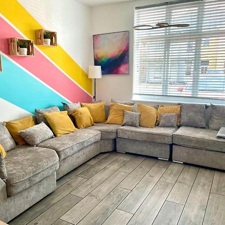 Massive New 8 Bedroom House Sleeps Up To 21 - Accepts Groups - Great Location - Free Parking - Fast Wifi - Smart Tvs - Sleeps Up To 21 People - Close To Bournemouth & Poole Town Centre & Sandbanks Esterno foto