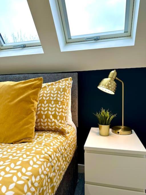 Massive New 8 Bedroom House Sleeps Up To 21 - Accepts Groups - Great Location - Free Parking - Fast Wifi - Smart Tvs - Sleeps Up To 21 People - Close To Bournemouth & Poole Town Centre & Sandbanks Esterno foto