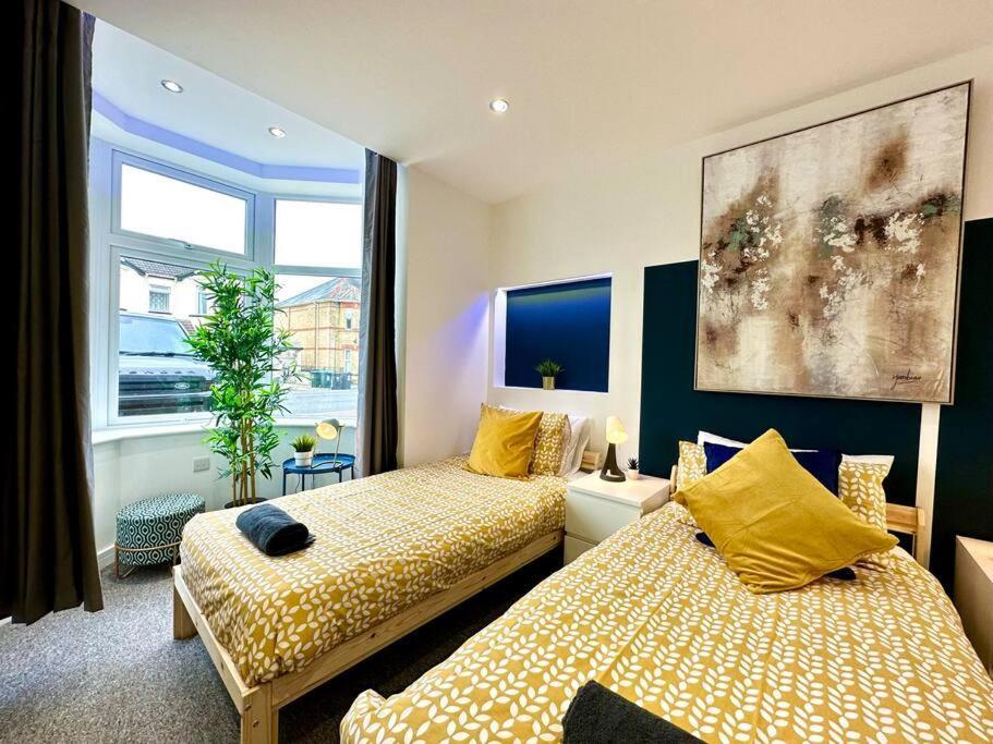 Massive New 8 Bedroom House Sleeps Up To 21 - Accepts Groups - Great Location - Free Parking - Fast Wifi - Smart Tvs - Sleeps Up To 21 People - Close To Bournemouth & Poole Town Centre & Sandbanks Esterno foto