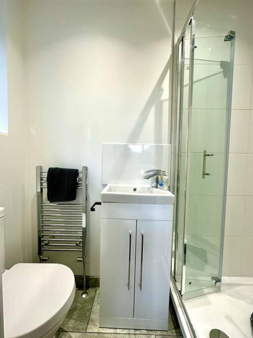 Massive New 8 Bedroom House Sleeps Up To 21 - Accepts Groups - Great Location - Free Parking - Fast Wifi - Smart Tvs - Sleeps Up To 21 People - Close To Bournemouth & Poole Town Centre & Sandbanks Esterno foto