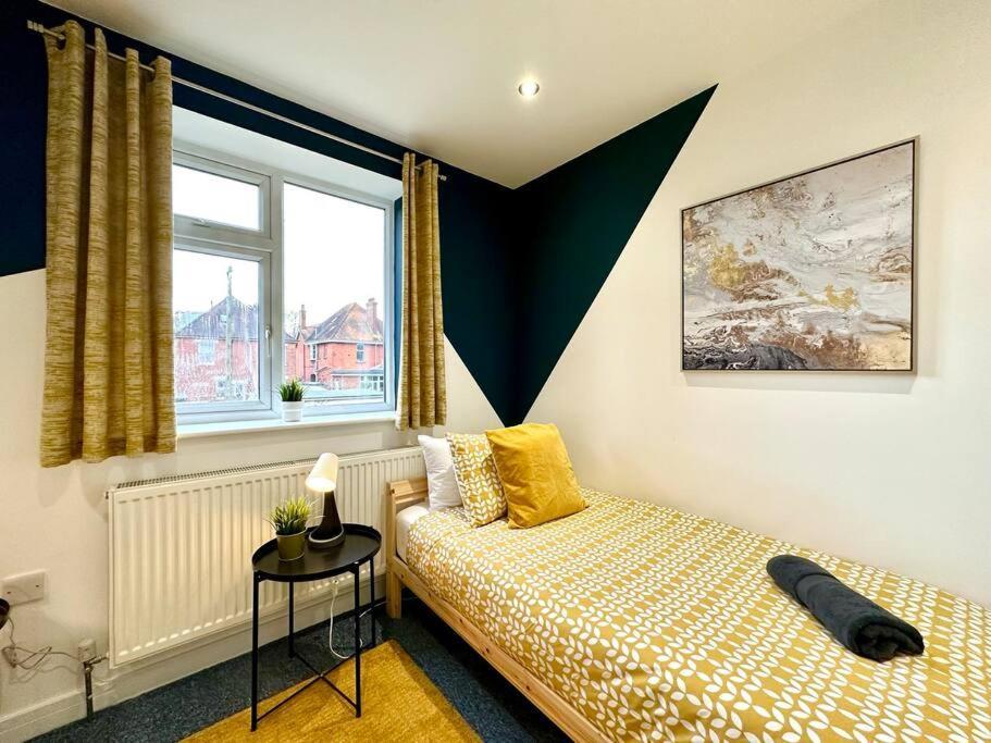 Massive New 8 Bedroom House Sleeps Up To 21 - Accepts Groups - Great Location - Free Parking - Fast Wifi - Smart Tvs - Sleeps Up To 21 People - Close To Bournemouth & Poole Town Centre & Sandbanks Esterno foto