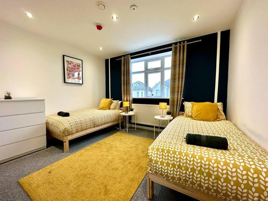 Massive New 8 Bedroom House Sleeps Up To 21 - Accepts Groups - Great Location - Free Parking - Fast Wifi - Smart Tvs - Sleeps Up To 21 People - Close To Bournemouth & Poole Town Centre & Sandbanks Esterno foto