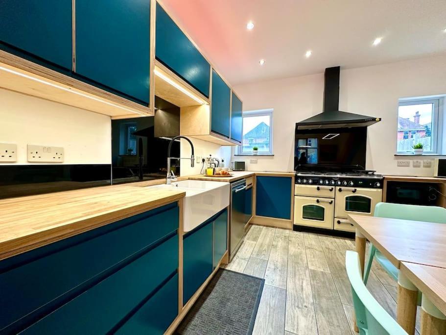 Massive New 8 Bedroom House Sleeps Up To 21 - Accepts Groups - Great Location - Free Parking - Fast Wifi - Smart Tvs - Sleeps Up To 21 People - Close To Bournemouth & Poole Town Centre & Sandbanks Esterno foto