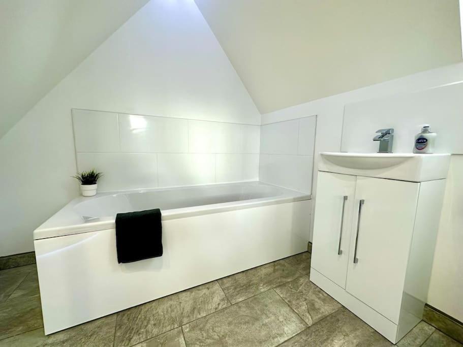Massive New 8 Bedroom House Sleeps Up To 21 - Accepts Groups - Great Location - Free Parking - Fast Wifi - Smart Tvs - Sleeps Up To 21 People - Close To Bournemouth & Poole Town Centre & Sandbanks Esterno foto