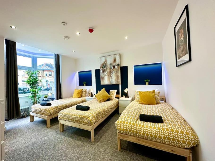 Massive New 8 Bedroom House Sleeps Up To 21 - Accepts Groups - Great Location - Free Parking - Fast Wifi - Smart Tvs - Sleeps Up To 21 People - Close To Bournemouth & Poole Town Centre & Sandbanks Esterno foto