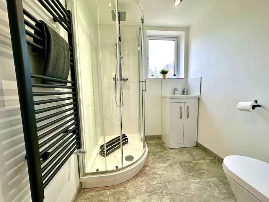 Massive New 8 Bedroom House Sleeps Up To 21 - Accepts Groups - Great Location - Free Parking - Fast Wifi - Smart Tvs - Sleeps Up To 21 People - Close To Bournemouth & Poole Town Centre & Sandbanks Esterno foto