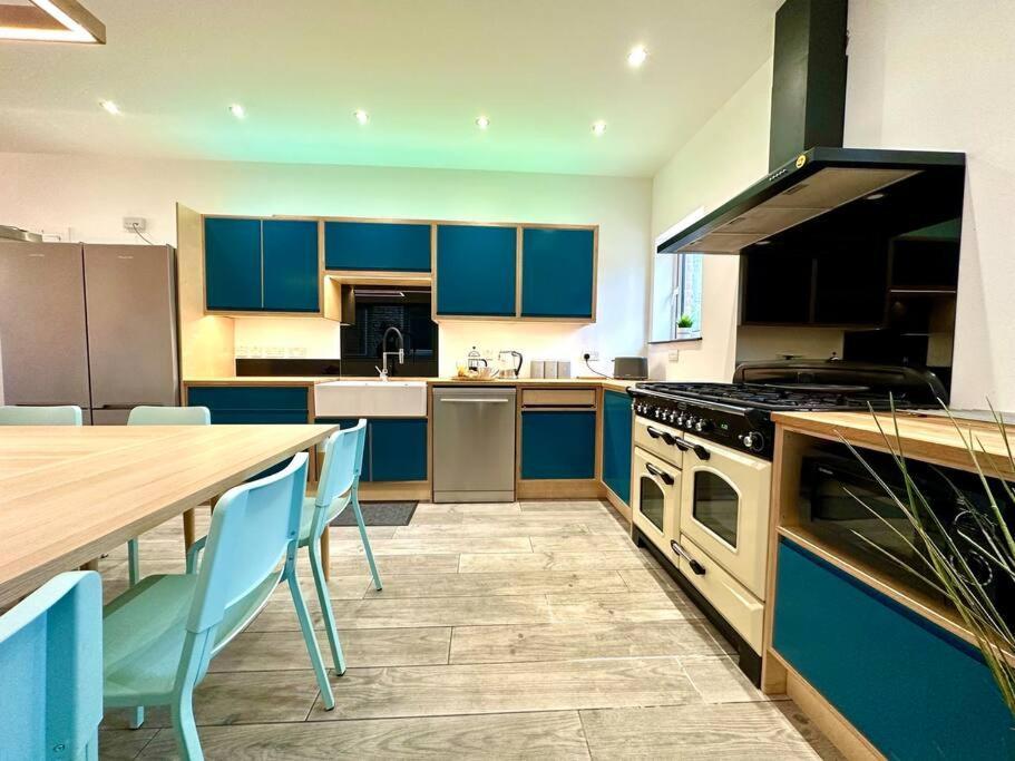 Massive New 8 Bedroom House Sleeps Up To 21 - Accepts Groups - Great Location - Free Parking - Fast Wifi - Smart Tvs - Sleeps Up To 21 People - Close To Bournemouth & Poole Town Centre & Sandbanks Esterno foto