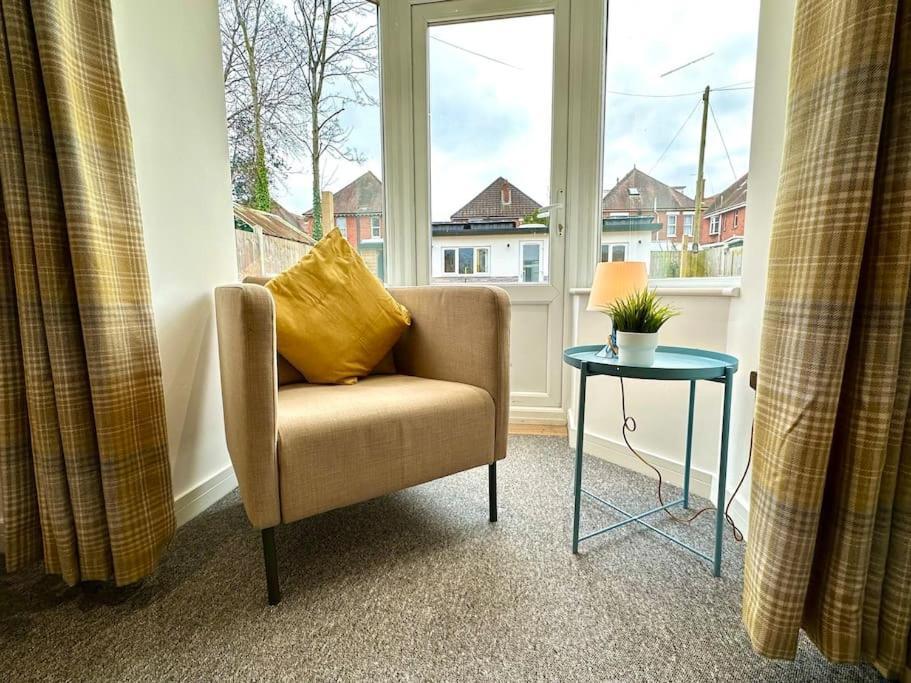 Massive New 8 Bedroom House Sleeps Up To 21 - Accepts Groups - Great Location - Free Parking - Fast Wifi - Smart Tvs - Sleeps Up To 21 People - Close To Bournemouth & Poole Town Centre & Sandbanks Esterno foto