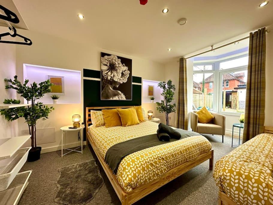 Massive New 8 Bedroom House Sleeps Up To 21 - Accepts Groups - Great Location - Free Parking - Fast Wifi - Smart Tvs - Sleeps Up To 21 People - Close To Bournemouth & Poole Town Centre & Sandbanks Esterno foto