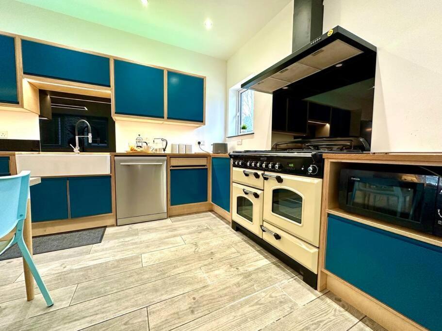 Massive New 8 Bedroom House Sleeps Up To 21 - Accepts Groups - Great Location - Free Parking - Fast Wifi - Smart Tvs - Sleeps Up To 21 People - Close To Bournemouth & Poole Town Centre & Sandbanks Esterno foto