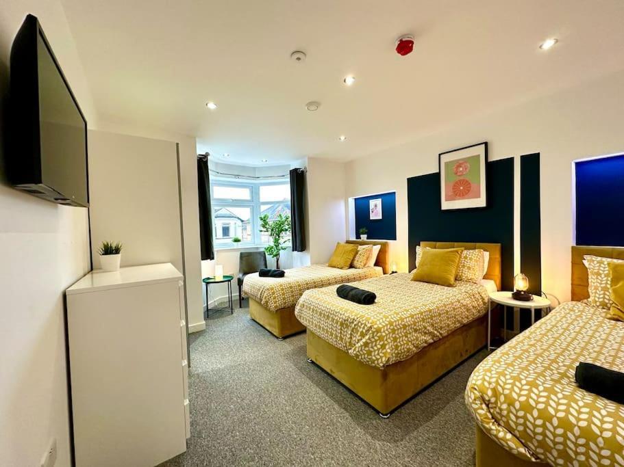 Massive New 8 Bedroom House Sleeps Up To 21 - Accepts Groups - Great Location - Free Parking - Fast Wifi - Smart Tvs - Sleeps Up To 21 People - Close To Bournemouth & Poole Town Centre & Sandbanks Esterno foto