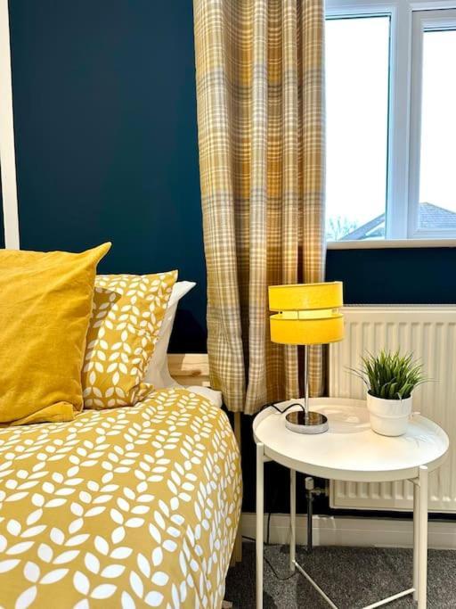 Massive New 8 Bedroom House Sleeps Up To 21 - Accepts Groups - Great Location - Free Parking - Fast Wifi - Smart Tvs - Sleeps Up To 21 People - Close To Bournemouth & Poole Town Centre & Sandbanks Esterno foto