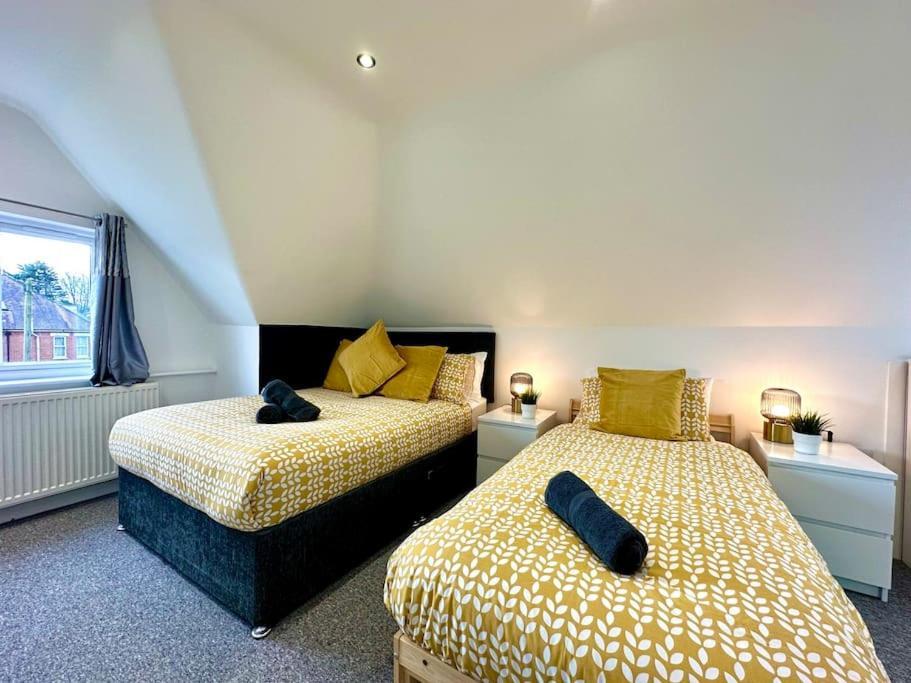 Massive New 8 Bedroom House Sleeps Up To 21 - Accepts Groups - Great Location - Free Parking - Fast Wifi - Smart Tvs - Sleeps Up To 21 People - Close To Bournemouth & Poole Town Centre & Sandbanks Esterno foto