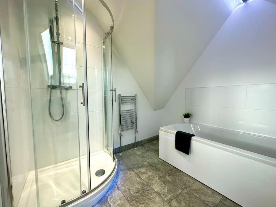 Massive New 8 Bedroom House Sleeps Up To 21 - Accepts Groups - Great Location - Free Parking - Fast Wifi - Smart Tvs - Sleeps Up To 21 People - Close To Bournemouth & Poole Town Centre & Sandbanks Esterno foto