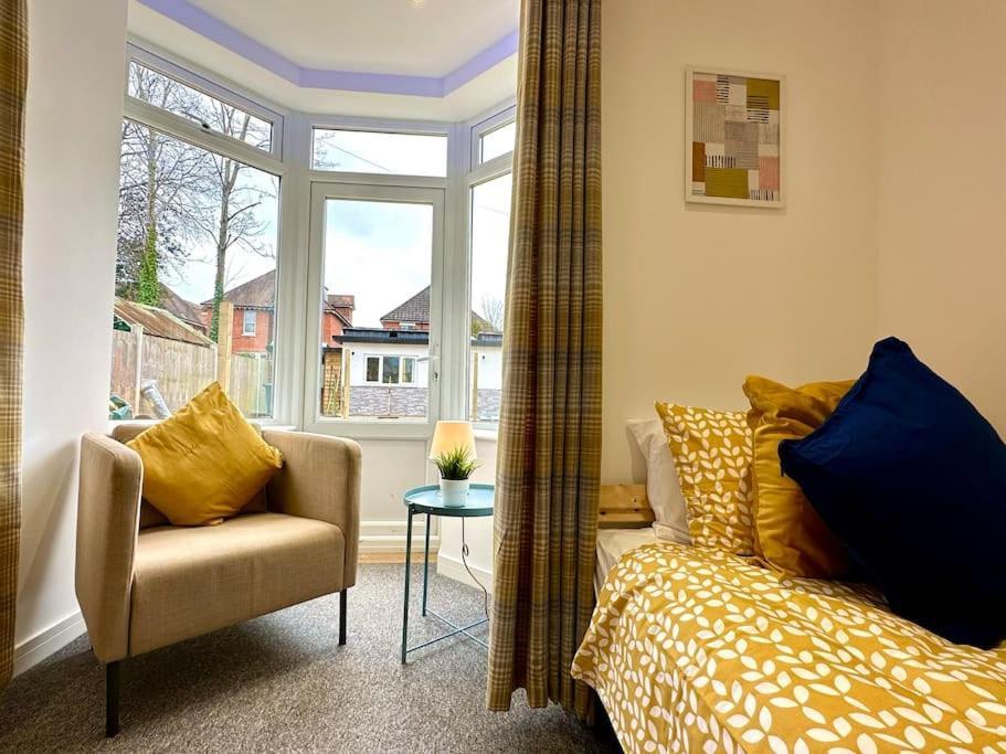 Massive New 8 Bedroom House Sleeps Up To 21 - Accepts Groups - Great Location - Free Parking - Fast Wifi - Smart Tvs - Sleeps Up To 21 People - Close To Bournemouth & Poole Town Centre & Sandbanks Esterno foto