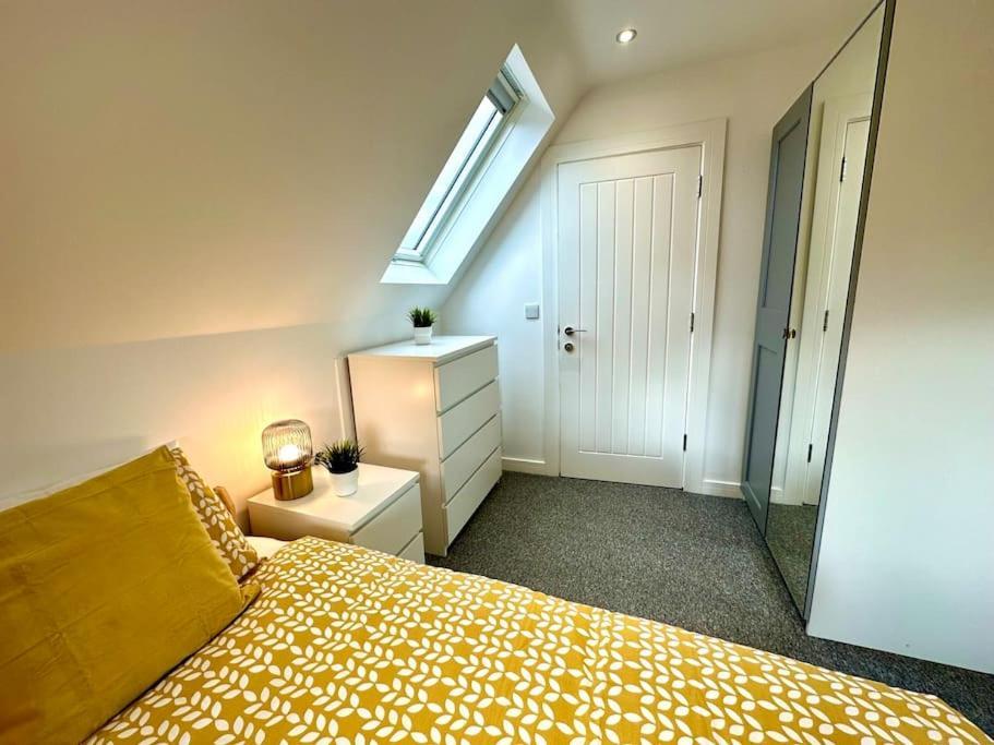 Massive New 8 Bedroom House Sleeps Up To 21 - Accepts Groups - Great Location - Free Parking - Fast Wifi - Smart Tvs - Sleeps Up To 21 People - Close To Bournemouth & Poole Town Centre & Sandbanks Esterno foto