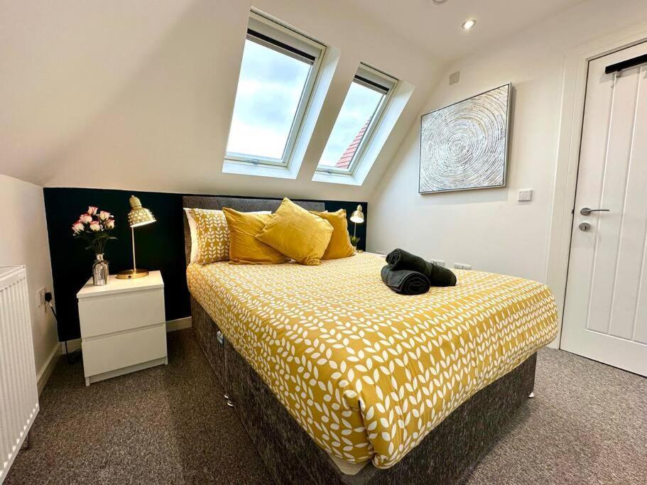 Massive New 8 Bedroom House Sleeps Up To 21 - Accepts Groups - Great Location - Free Parking - Fast Wifi - Smart Tvs - Sleeps Up To 21 People - Close To Bournemouth & Poole Town Centre & Sandbanks Esterno foto
