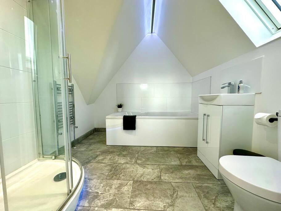 Massive New 8 Bedroom House Sleeps Up To 21 - Accepts Groups - Great Location - Free Parking - Fast Wifi - Smart Tvs - Sleeps Up To 21 People - Close To Bournemouth & Poole Town Centre & Sandbanks Esterno foto