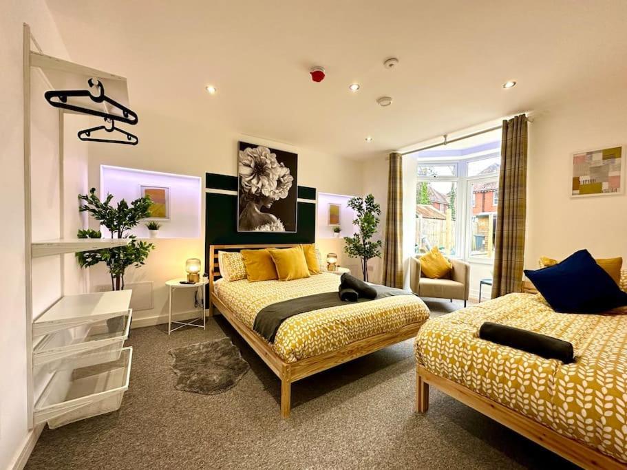 Massive New 8 Bedroom House Sleeps Up To 21 - Accepts Groups - Great Location - Free Parking - Fast Wifi - Smart Tvs - Sleeps Up To 21 People - Close To Bournemouth & Poole Town Centre & Sandbanks Esterno foto