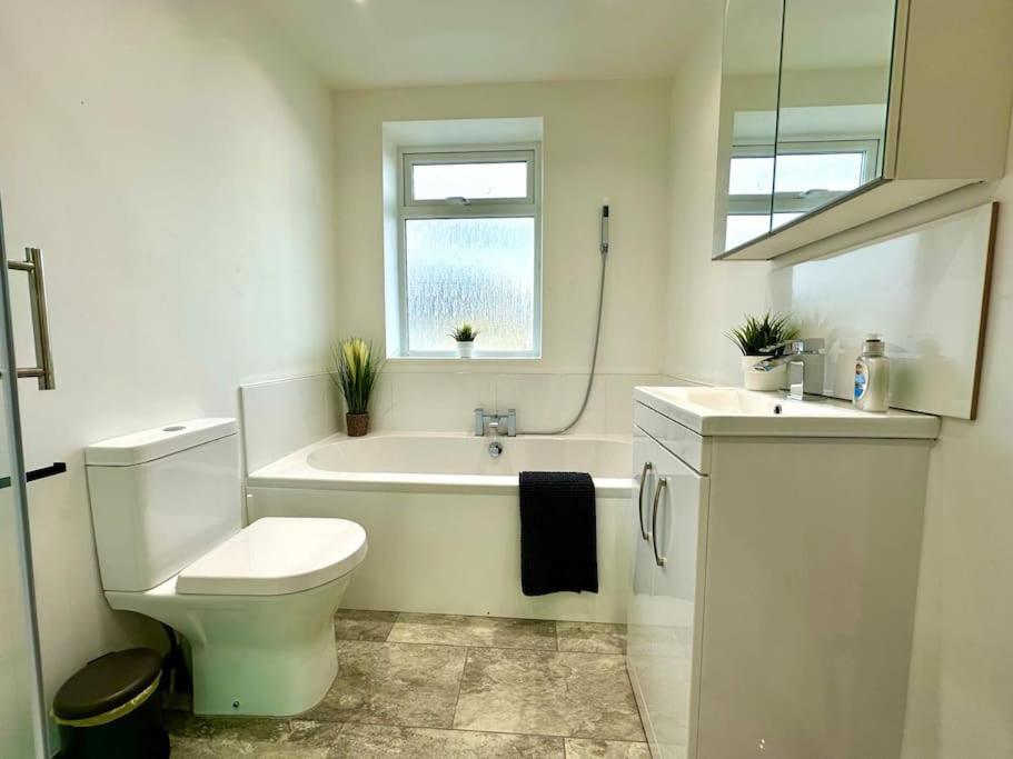 Massive New 8 Bedroom House Sleeps Up To 21 - Accepts Groups - Great Location - Free Parking - Fast Wifi - Smart Tvs - Sleeps Up To 21 People - Close To Bournemouth & Poole Town Centre & Sandbanks Esterno foto
