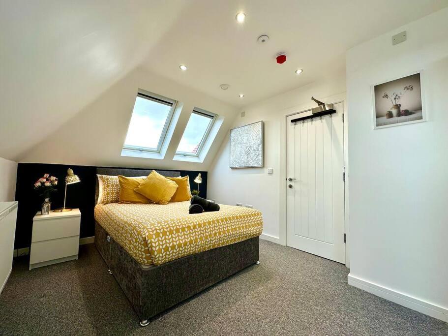 Massive New 8 Bedroom House Sleeps Up To 21 - Accepts Groups - Great Location - Free Parking - Fast Wifi - Smart Tvs - Sleeps Up To 21 People - Close To Bournemouth & Poole Town Centre & Sandbanks Esterno foto