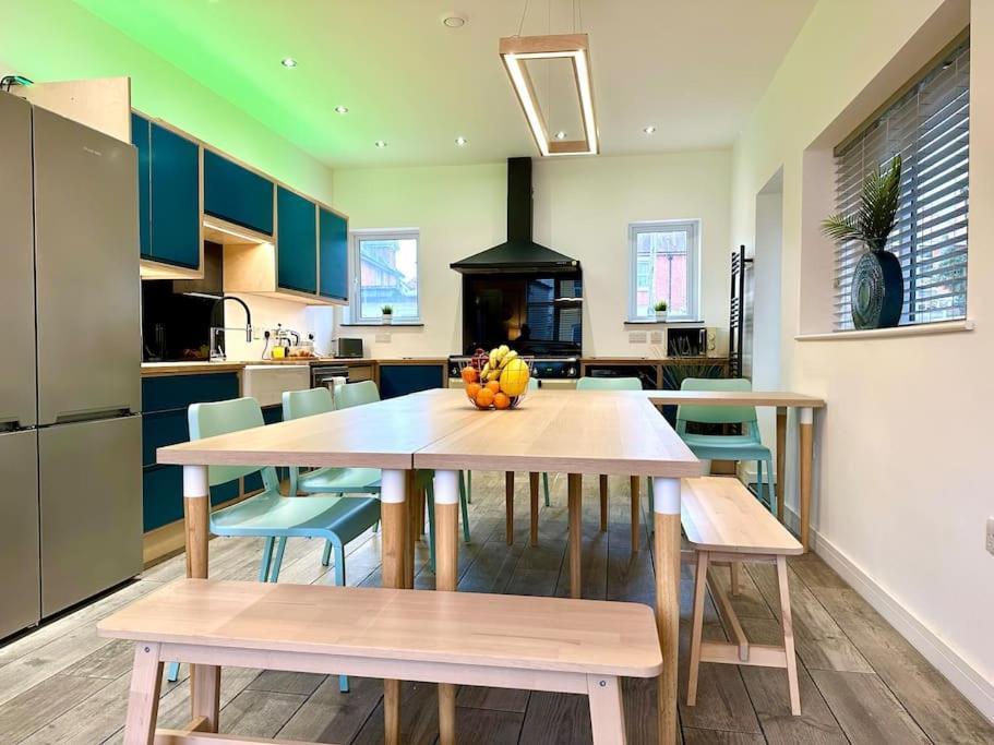 Massive New 8 Bedroom House Sleeps Up To 21 - Accepts Groups - Great Location - Free Parking - Fast Wifi - Smart Tvs - Sleeps Up To 21 People - Close To Bournemouth & Poole Town Centre & Sandbanks Esterno foto
