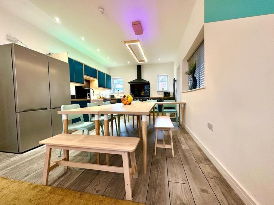 Massive New 8 Bedroom House Sleeps Up To 21 - Accepts Groups - Great Location - Free Parking - Fast Wifi - Smart Tvs - Sleeps Up To 21 People - Close To Bournemouth & Poole Town Centre & Sandbanks Esterno foto