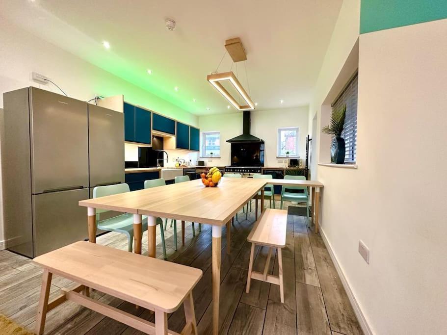 Massive New 8 Bedroom House Sleeps Up To 21 - Accepts Groups - Great Location - Free Parking - Fast Wifi - Smart Tvs - Sleeps Up To 21 People - Close To Bournemouth & Poole Town Centre & Sandbanks Esterno foto