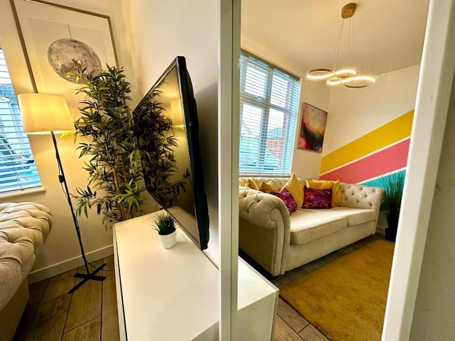 Massive New 8 Bedroom House Sleeps Up To 21 - Accepts Groups - Great Location - Free Parking - Fast Wifi - Smart Tvs - Sleeps Up To 21 People - Close To Bournemouth & Poole Town Centre & Sandbanks Esterno foto