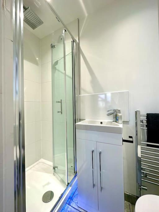 Massive New 8 Bedroom House Sleeps Up To 21 - Accepts Groups - Great Location - Free Parking - Fast Wifi - Smart Tvs - Sleeps Up To 21 People - Close To Bournemouth & Poole Town Centre & Sandbanks Esterno foto