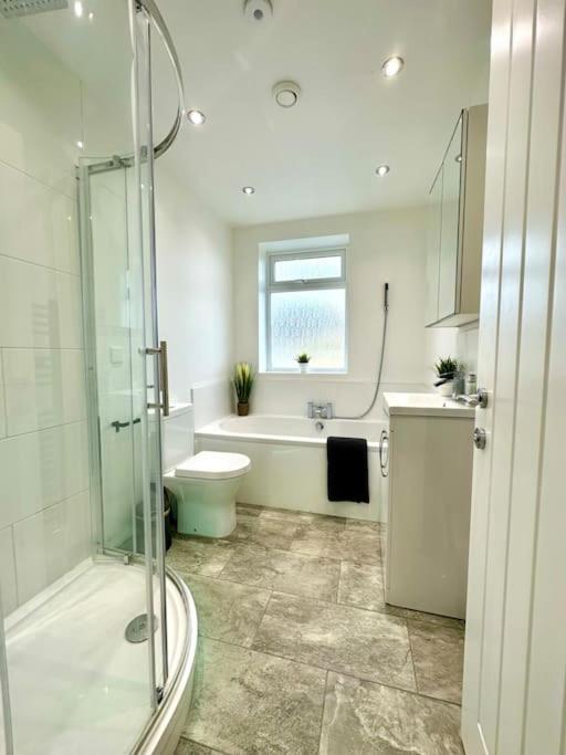 Massive New 8 Bedroom House Sleeps Up To 21 - Accepts Groups - Great Location - Free Parking - Fast Wifi - Smart Tvs - Sleeps Up To 21 People - Close To Bournemouth & Poole Town Centre & Sandbanks Esterno foto