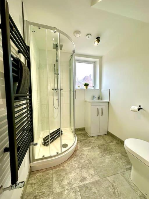 Massive New 8 Bedroom House Sleeps Up To 21 - Accepts Groups - Great Location - Free Parking - Fast Wifi - Smart Tvs - Sleeps Up To 21 People - Close To Bournemouth & Poole Town Centre & Sandbanks Esterno foto