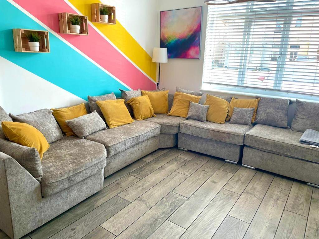 Massive New 8 Bedroom House Sleeps Up To 21 - Accepts Groups - Great Location - Free Parking - Fast Wifi - Smart Tvs - Sleeps Up To 21 People - Close To Bournemouth & Poole Town Centre & Sandbanks Esterno foto