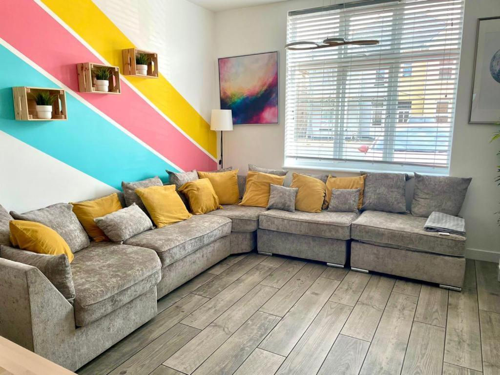 Massive New 8 Bedroom House Sleeps Up To 21 - Accepts Groups - Great Location - Free Parking - Fast Wifi - Smart Tvs - Sleeps Up To 21 People - Close To Bournemouth & Poole Town Centre & Sandbanks Esterno foto